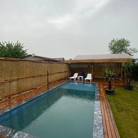 Lovely House With Private Pool Near Lake